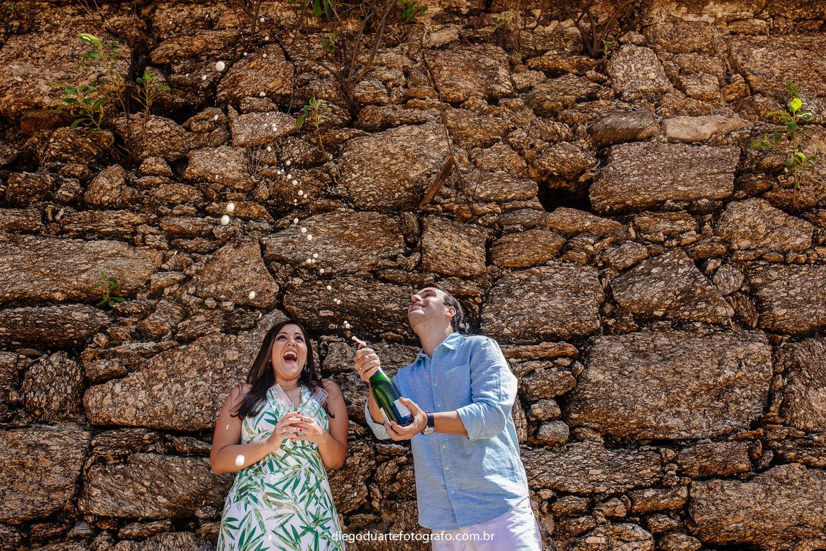 ensaio de casal com champagne, praia vermelha, urca, rj, felicidade ao casal,