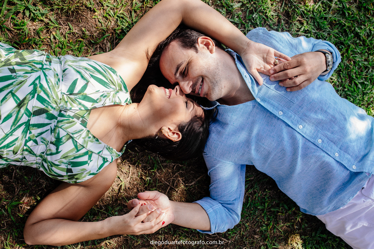casal deitado na grama, ensaio pre wedding , ensaio de casal, eu e voce na grama, ensaio romantico, passeio romantico, nos dois, aterro do flamengo,