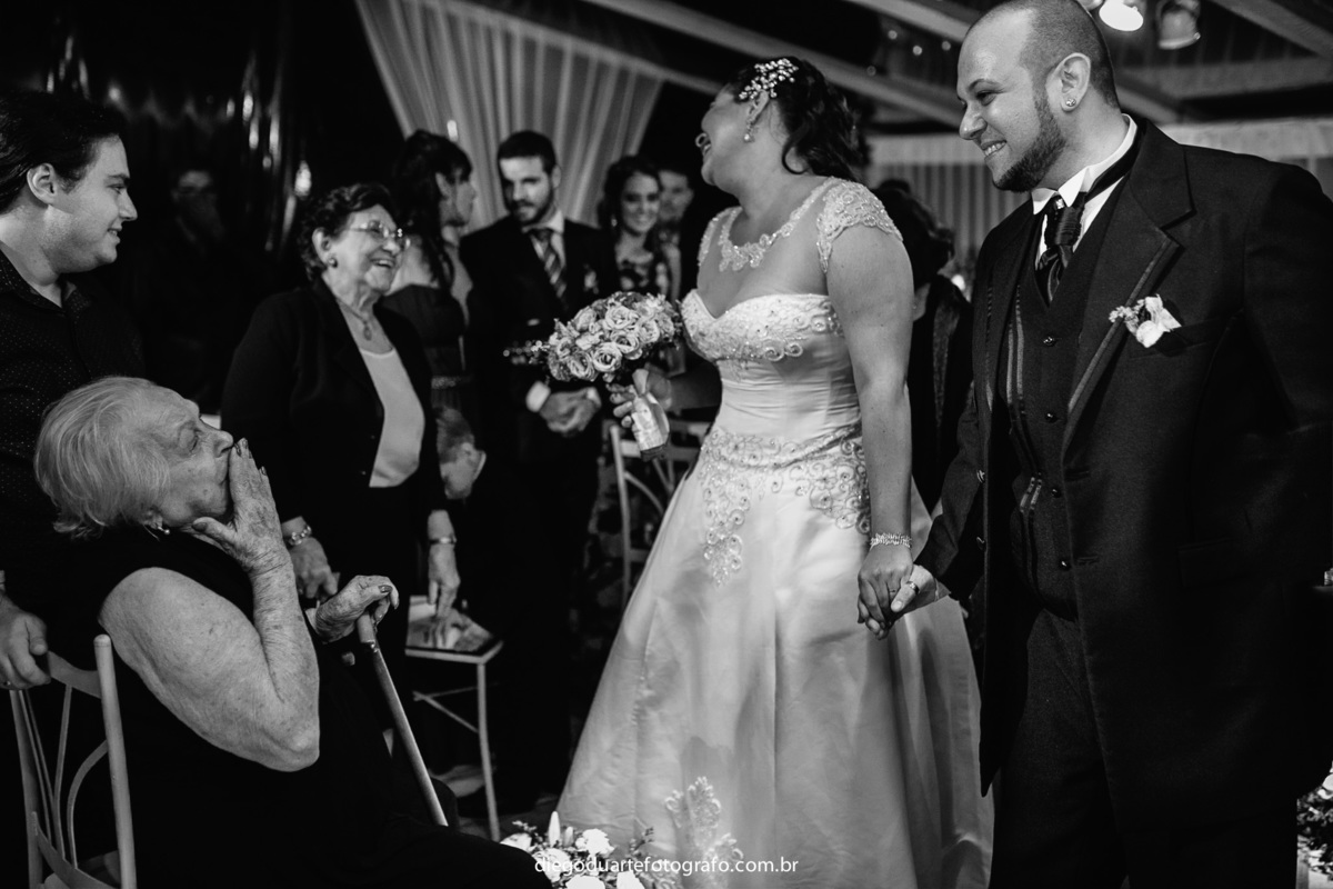 saida dos noivos da cerimonia, emocao da avó da noiva, enfim casados, felizes para sempre, emocao do casamento, fotografia com emocao