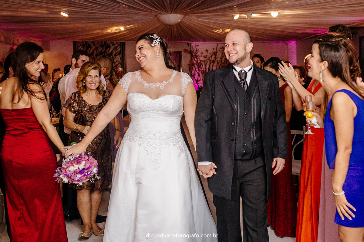 convidados do casamento, enfim casados, noivos felizes, recepcao dos convidados, vestido de noiva, terno do noivo, felizes para sempre , fotografia com emocao, fotogrado de casamento, sentimento