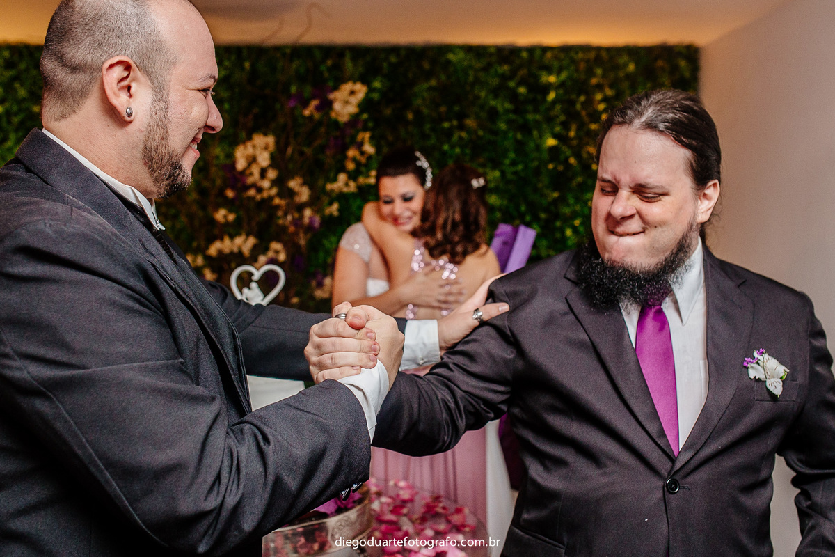 fotos com o padrinhos, fotografo com emoção, fotografia sentimentos, terno do noivo e dos padrinhos, festa de casamento