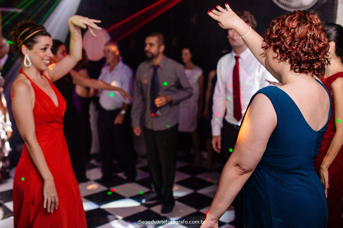 pista de danca animada, dancando com os noivos, casamento alegre, fotografia com emocao, pista de danca, fotografo de casamento rj