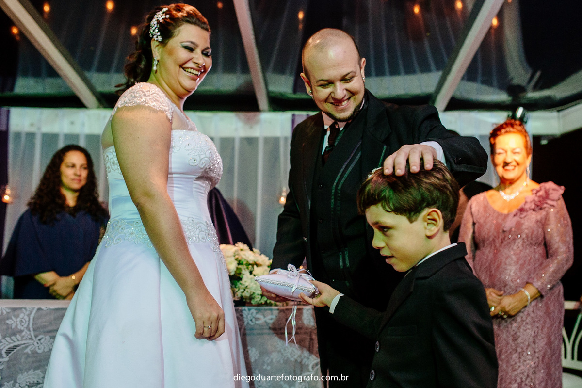 entrega das alianças de casamento, pajem, aliancas, noivos sorrindo, vestido de noiva, juiza de paz, cerimonia religiosa