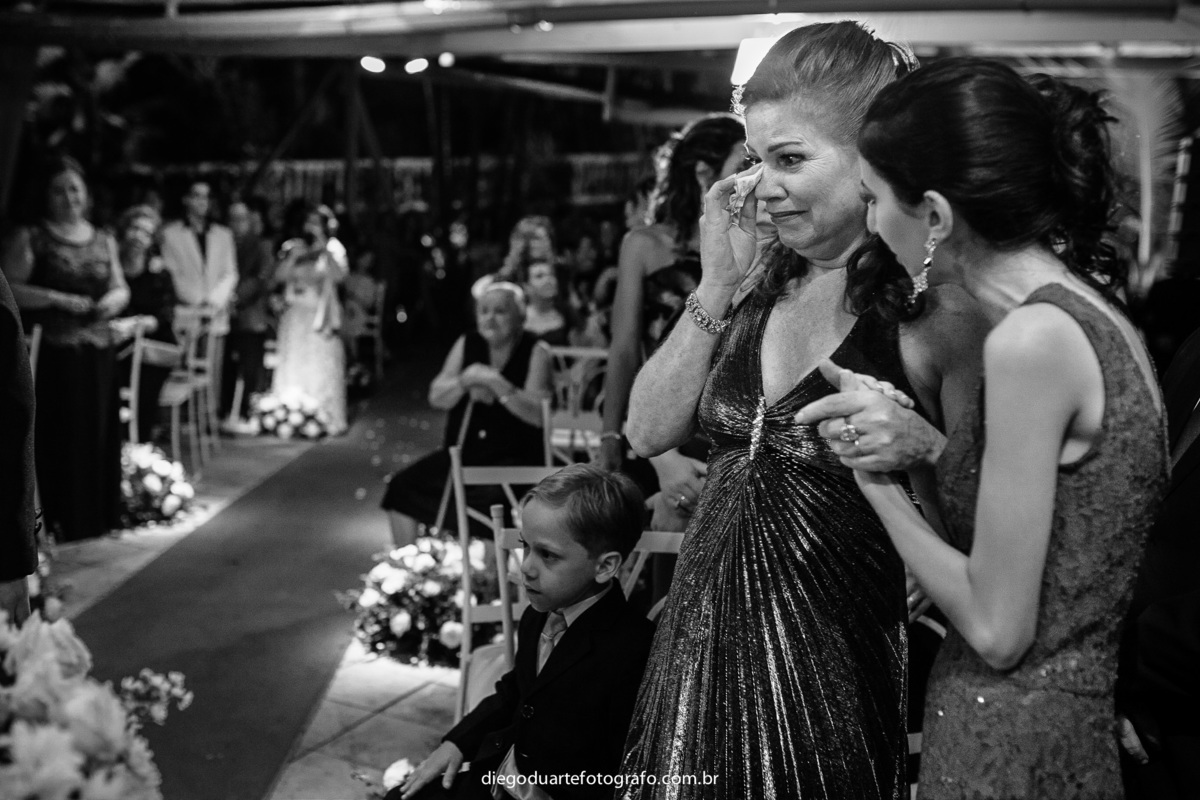 emocao no casamento, mae da noiva, mae da noiva chorando, mae da noiva feliz, cerimonia a noite, 