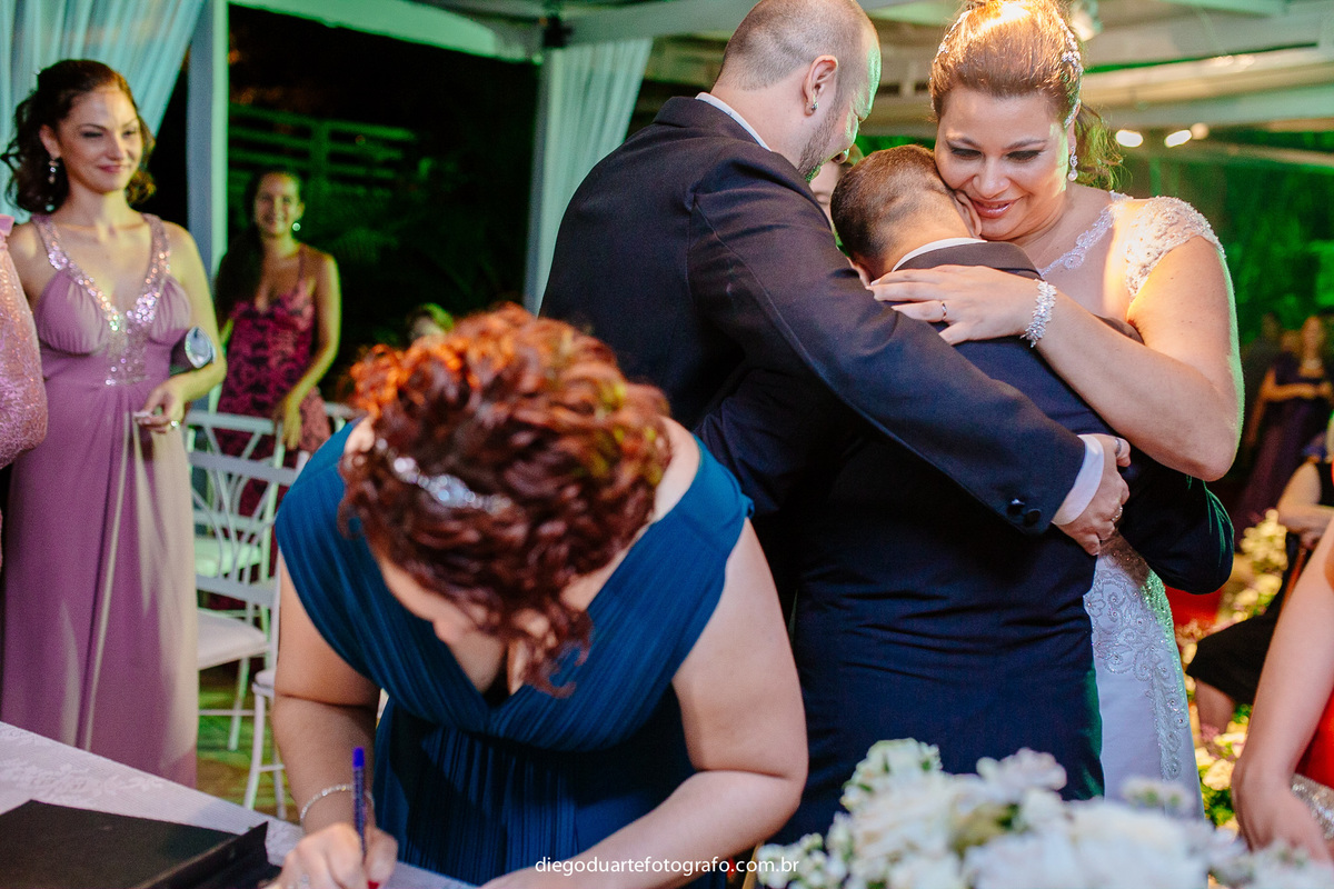 cerimonia religiosa, certidao de casamento, noivos felizes, abracos entre padrinhos e os noivos, emocao no casamento, juiza de paz