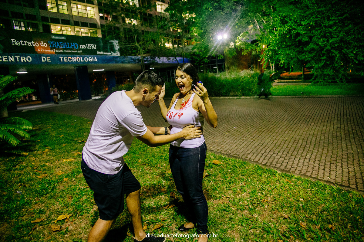 ensaio pre wedding, ensaio de casal, ufrj, ilha do governador, diego duarte fotografo, ensaio romantico, historia de amor, ensaio onde nos conhecemos, corredores da ufrj, centro de tecnologia da ufrj, sala de aula, professores de fisica, historia de amor