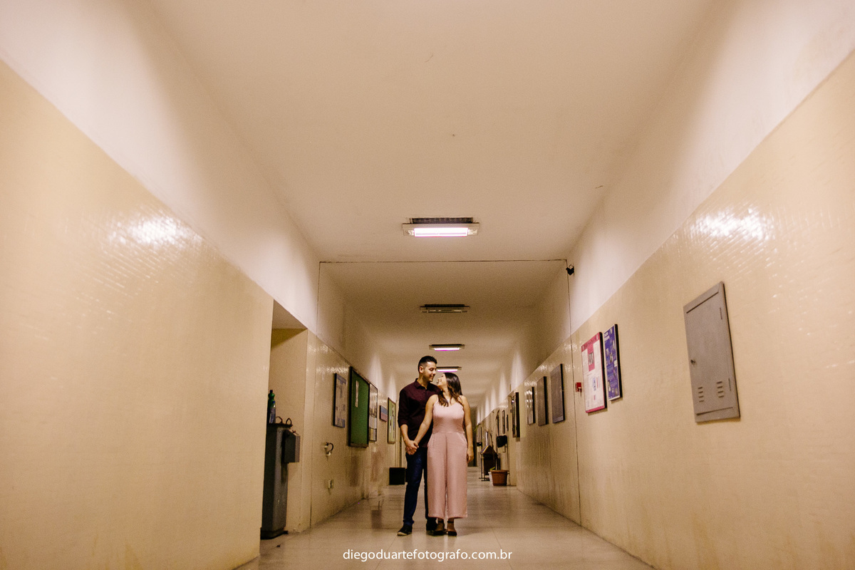 ensaio pre wedding, ensaio de casal, ufrj, ilha do governador, diego duarte fotografo, ensaio romantico, historia de amor, ensaio onde nos conhecemos, corredores da ufrj, centro de tecnologia da ufrj