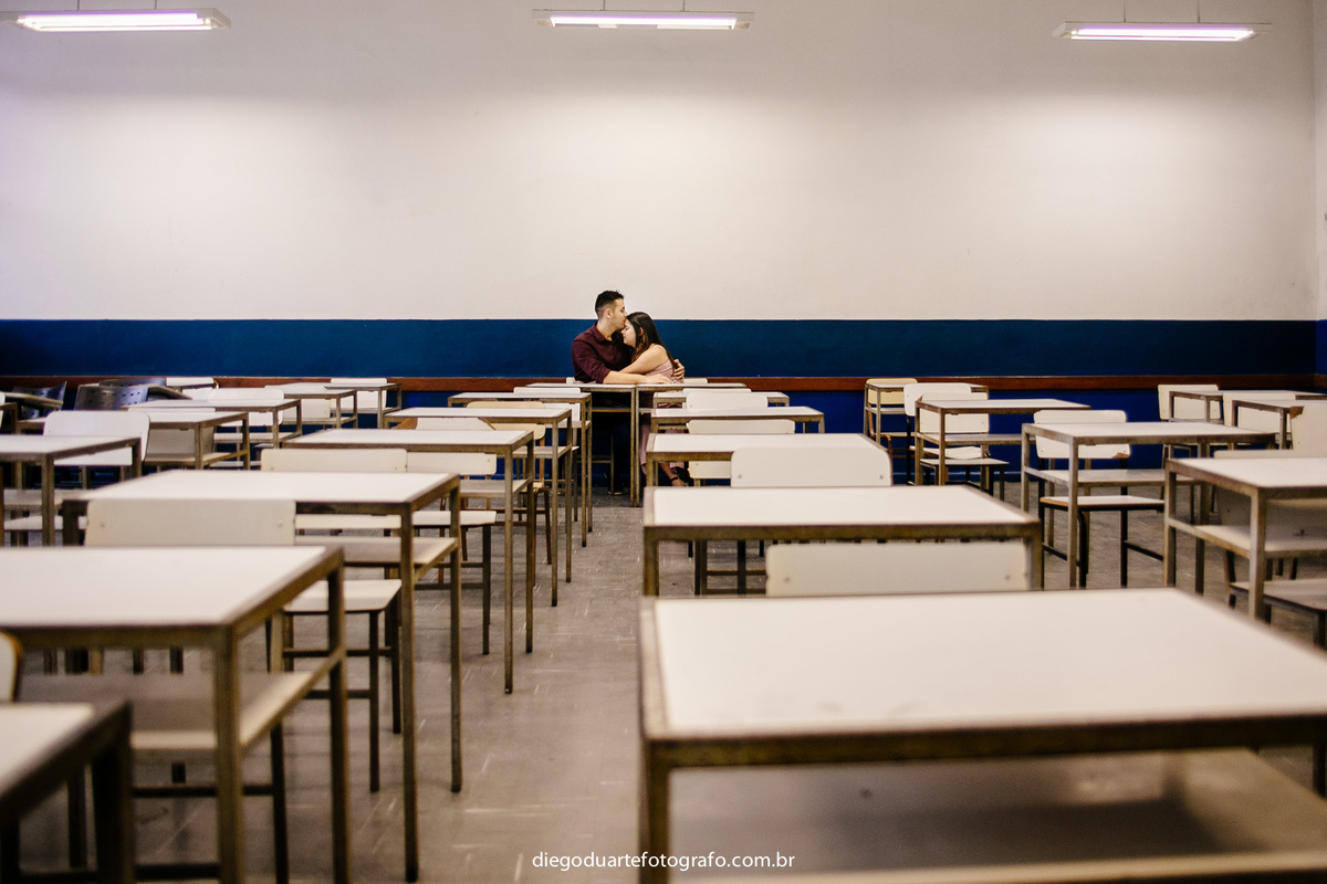 ensaio pre wedding, ensaio de casal, ufrj, ilha do governador, diego duarte fotografo, ensaio romantico, historia de amor, ensaio onde nos conhecemos, corredores da ufrj, centro de tecnologia da ufrj, salas de aula de fisica, professores de fisica, 