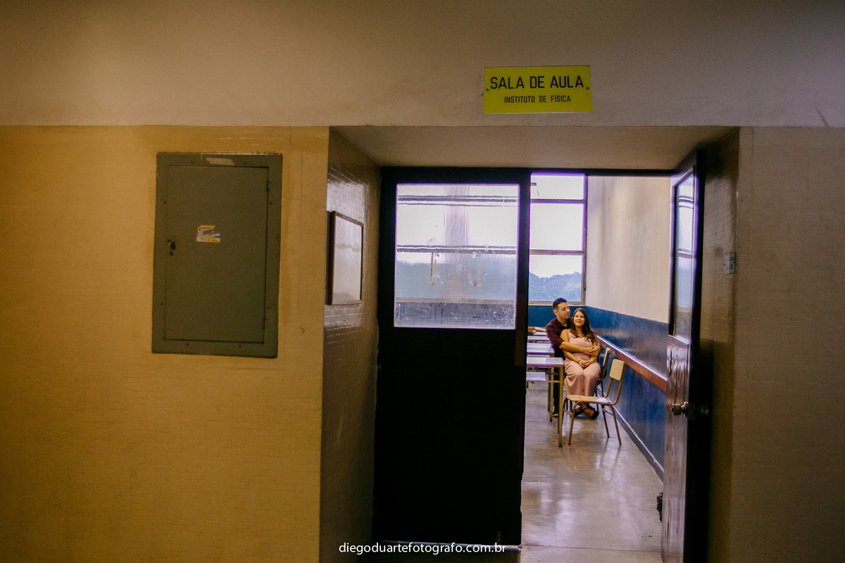 ensaio pre wedding, ensaio de casal, ufrj, ilha do governador, diego duarte fotografo, ensaio romantico, historia de amor, ensaio onde nos conhecemos, corredores da ufrj, centro de tecnologia da ufrj, sala de aula, professsores de fisica, choppada