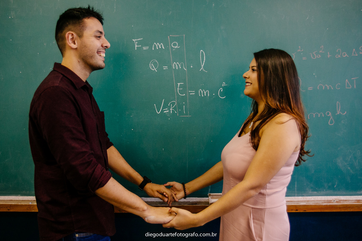 ensaio pre wedding, ensaio de casal, ufrj, ilha do governador, diego duarte fotografo, ensaio romantico, historia de amor, ensaio onde nos conhecemos, corredores da ufrj, centro de tecnologia da ufrj, sala de aula, professores de fisica, ufrj