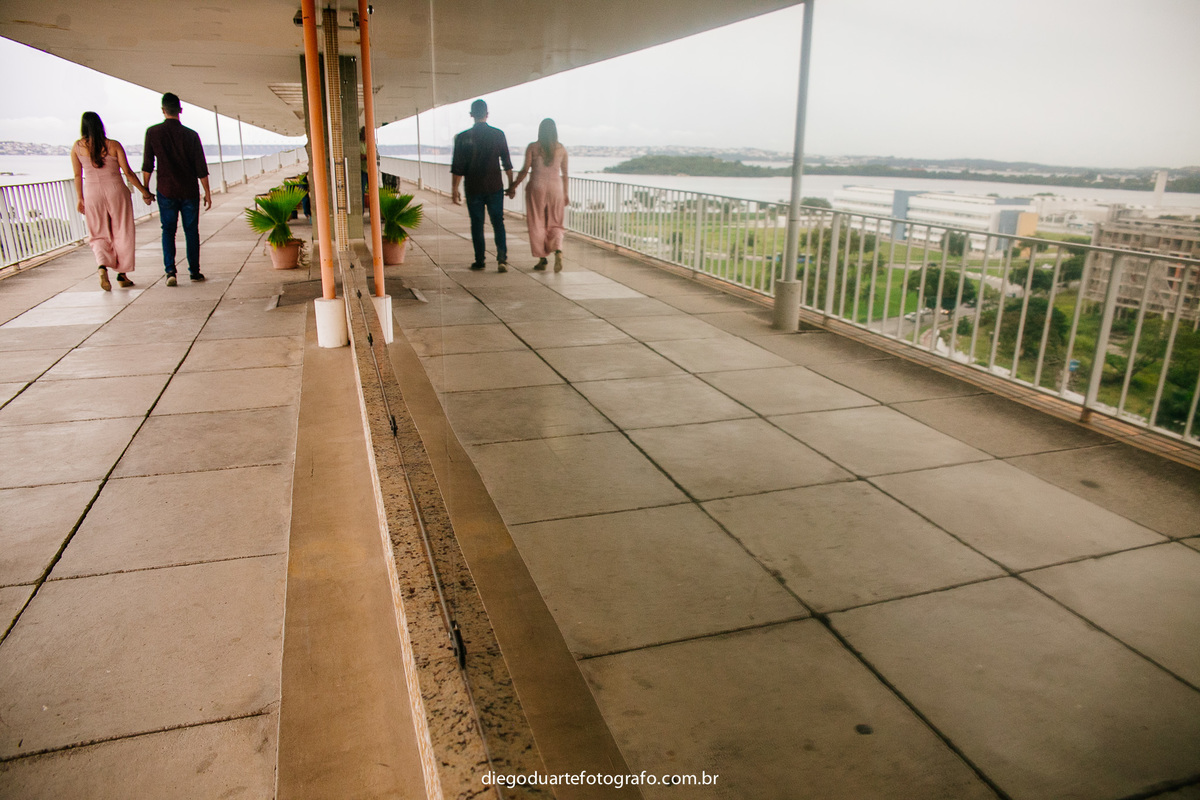 ensaio pre wedding, ensaio de casal, ufrj, ilha do governador, diego duarte fotografo, ensaio romantico, historia de amor, ensaio onde nos conhecemos, corredores da ufrj, centro de tecnologia da ufrj, sala de aula, professores de fisica, historia de amor