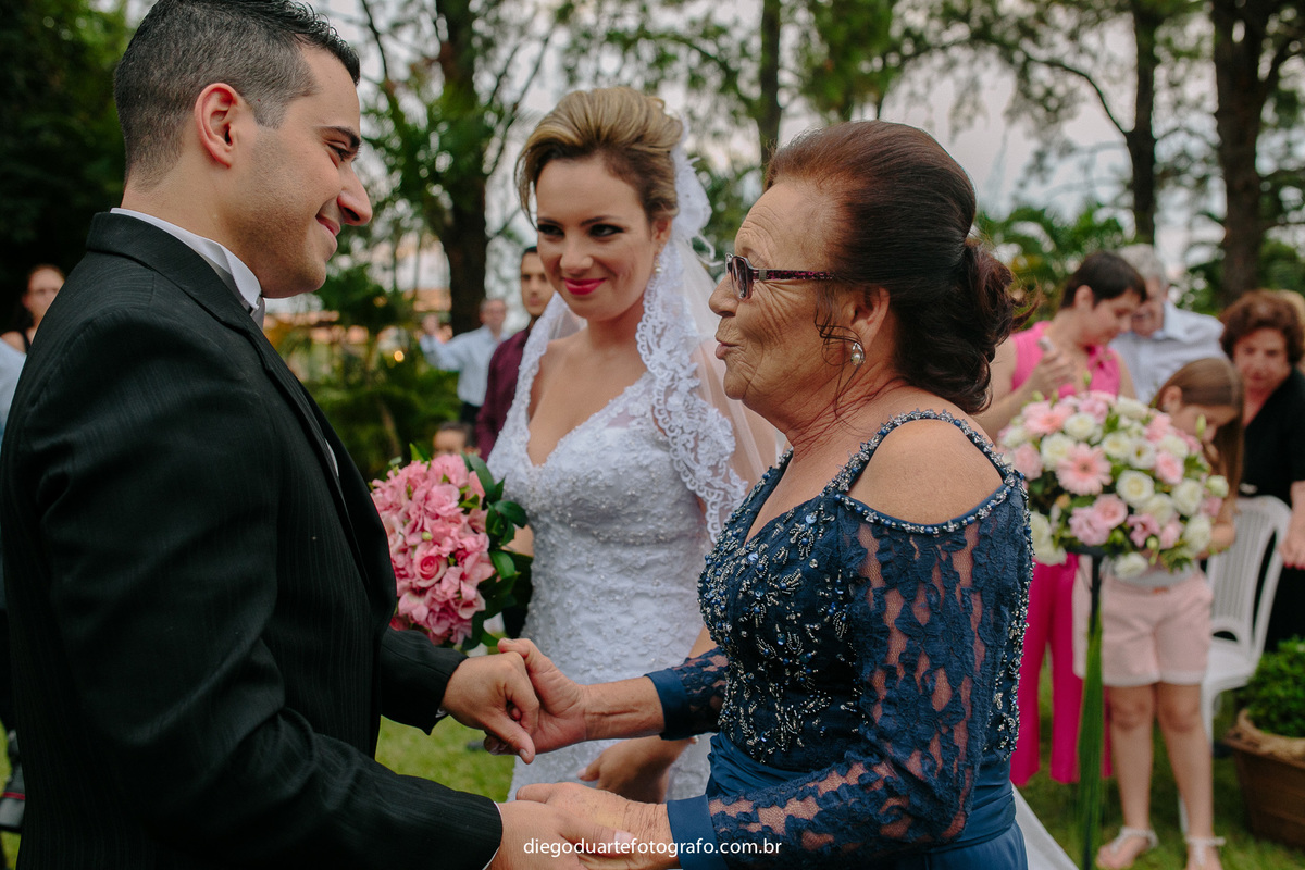 casando no campo, casamento em campinas, sp, casamento diurno sp, sito em campinas, noivo cumprimenta mae da noiva