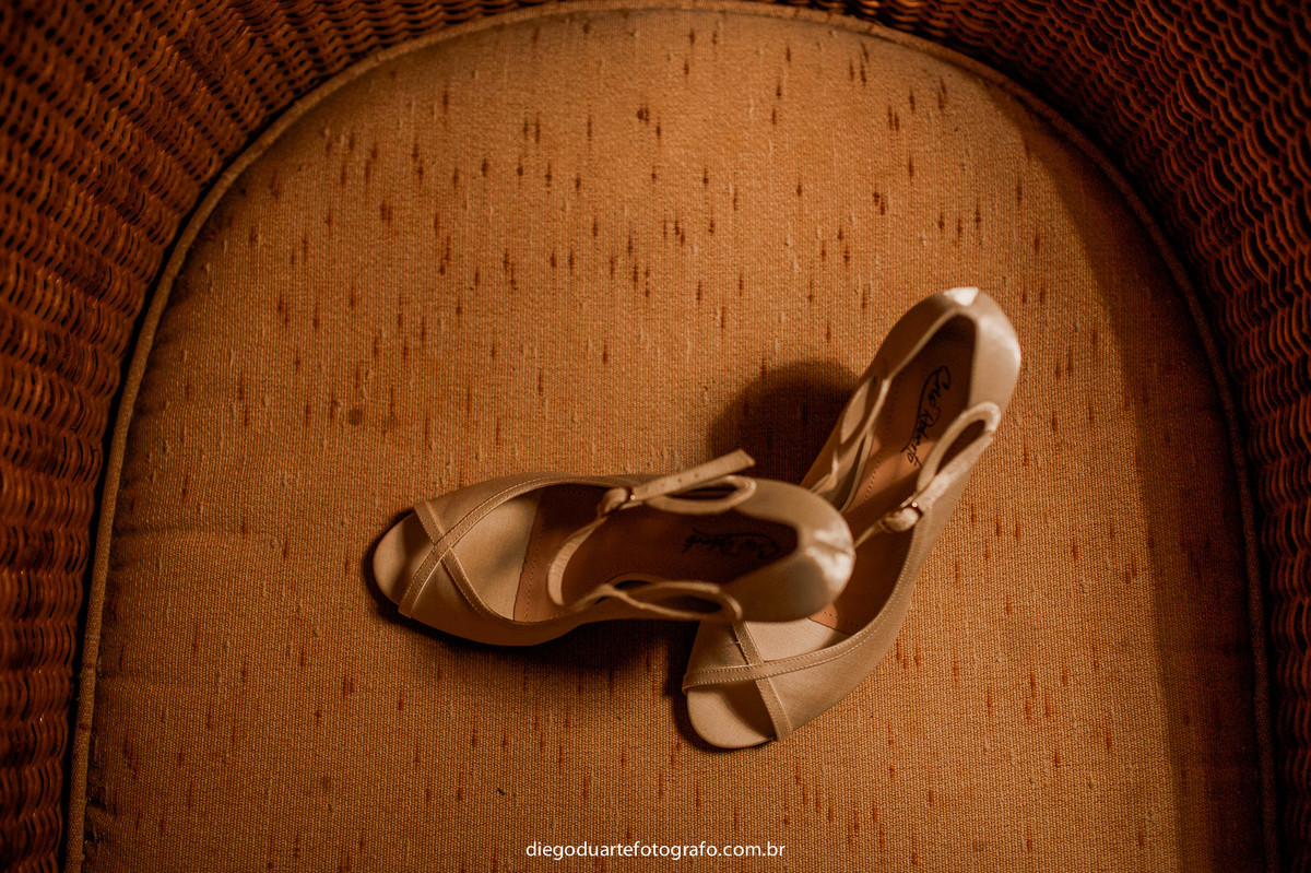 foto do sapato da noiva, dia da noiva, salão dos gêmeos, cerimônia de casamento, igreja evangélica,  casamento na igreja cristã, fotógrafo de casamento RJ, Tijuca, fotógrafo criativo, Rio de janeiro