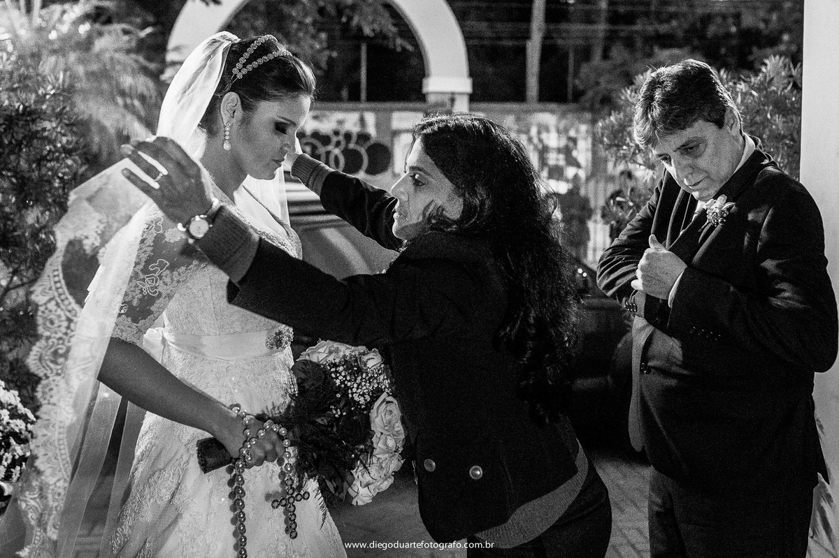 cerimonialista arrumando a noiva, vestido de noiva, bouquet de noiva, igreja católica, cerimônia de casamento,  casamento na igreja católica, fotógrafo de casamento RJ, Tijuca, fotógrafo criativo, Rio de janeiro