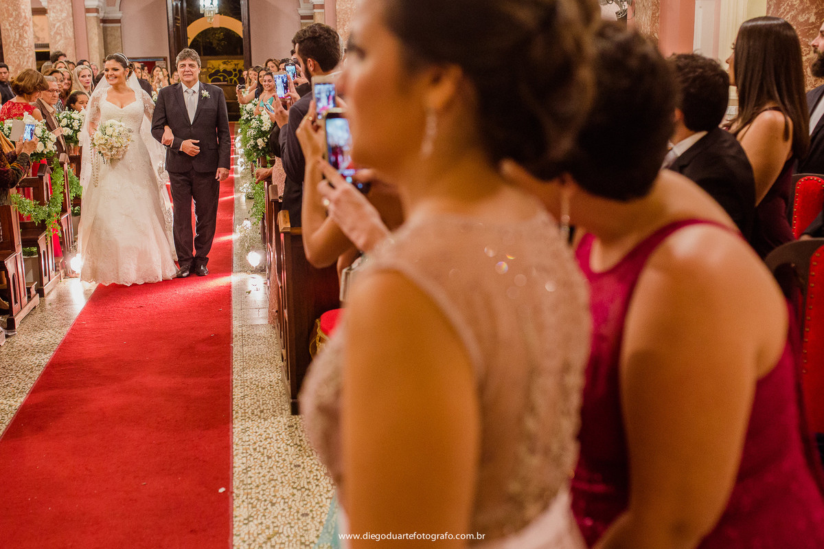 noiva entrando na igreja católica, convidados do casamento, vestido de noiva, cerimônia de casamento, igreja evangélica,  casamento na igreja cristã, fotógrafo de casamento RJ, Tijuca, fotógrafo criativo, Rio de janeiro