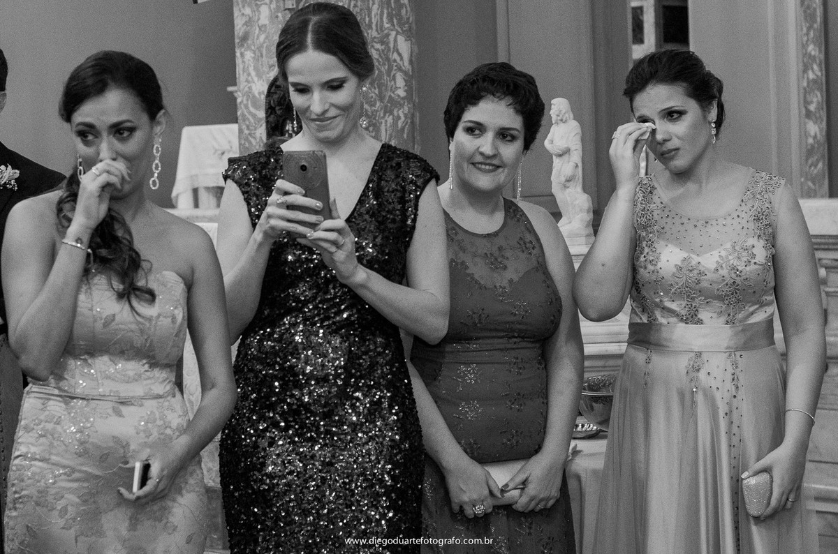 foto das madrinhas chorando, vestido de madrinhas, emoção, cerimônia de casamento, igreja evangélica,  casamento na igreja cristã, fotógrafo de casamento RJ, Tijuca, fotógrafo criativo, Rio de janeiro 