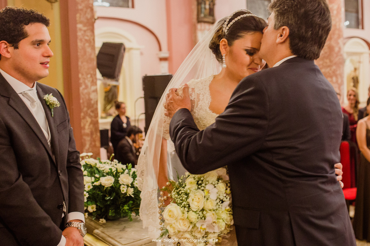 pai da noiva abençoando a filha, vestido da noiva, bouquet de casamento, foto criativa, cerimônia de casamento, igreja evangélica,  casamento na igreja cristã, fotógrafo de casamento RJ, Tijuca, fotógrafo criativo, Rio de janeiro