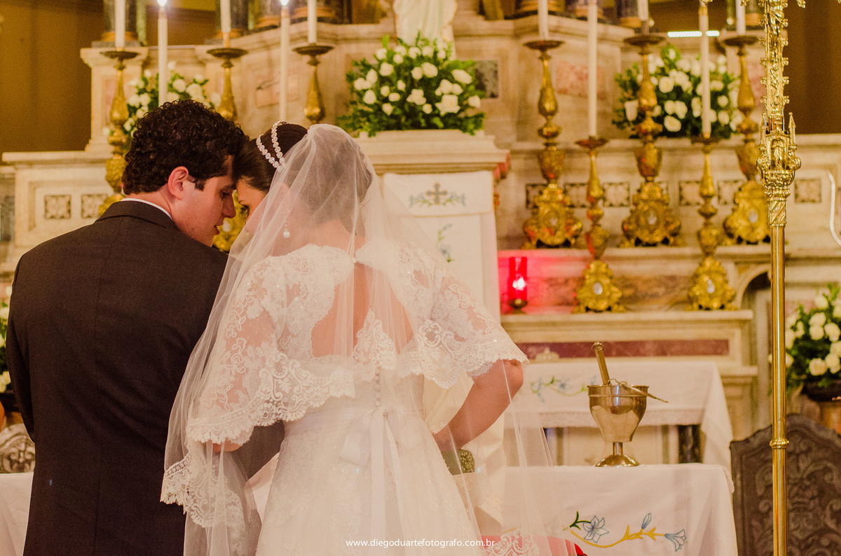 foto dos noivos no altar, noivos juntos, vestido de casamento, cerimônia de casamento, igreja evangélica,  casamento na igreja cristã, fotógrafo de casamento RJ, Tijuca, fotógrafo criativo, Rio de janeiro