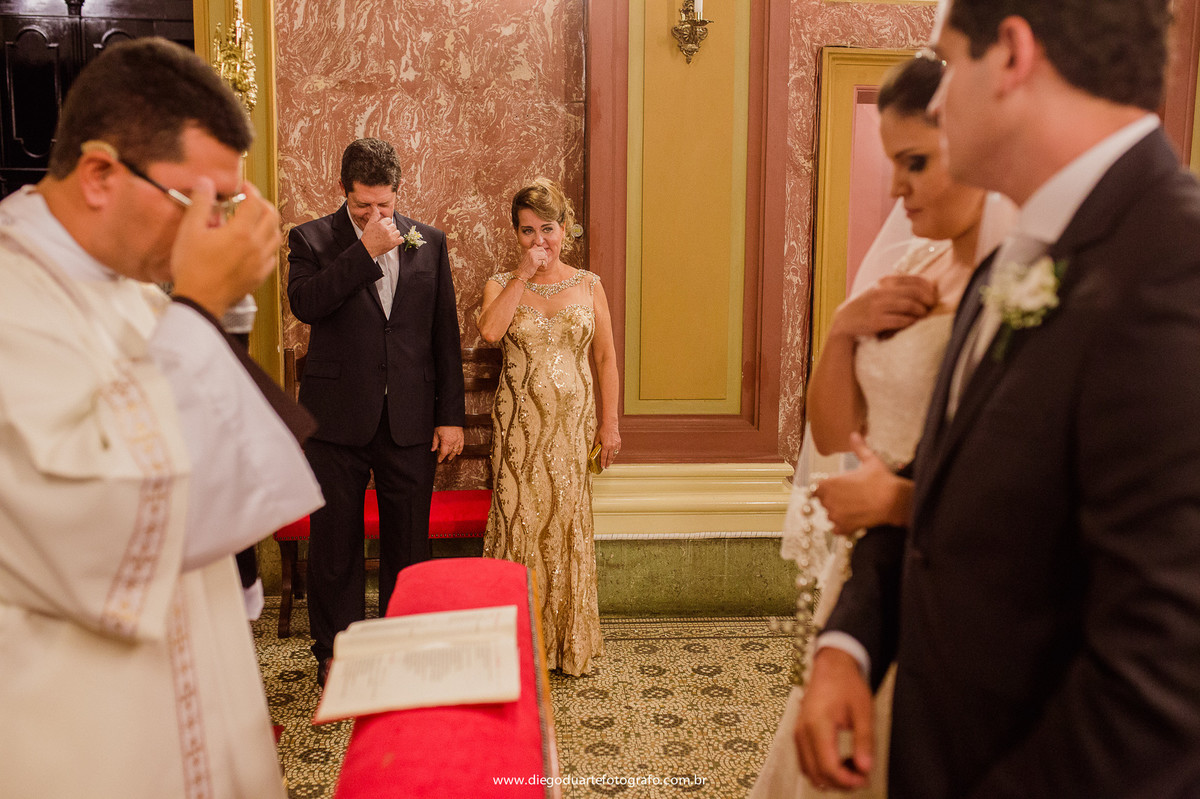 bencao do padre aos noivos, pais do noivo, vestido de casamento, padre da igreja, cerimônia de casamento, igreja evangélica,  casamento na igreja cristã, fotógrafo de casamento RJ, Tijuca, fotógrafo criativo, Rio de janeiro