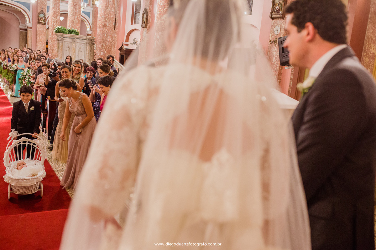 filha entrando com as alianças de casamento, noivos no altar, vestido de noiva, cerimônia de casamento, igreja evangélica,  casamento na igreja cristã, fotógrafo de casamento RJ, Tijuca, fotógrafo criativo, Rio de janeiro