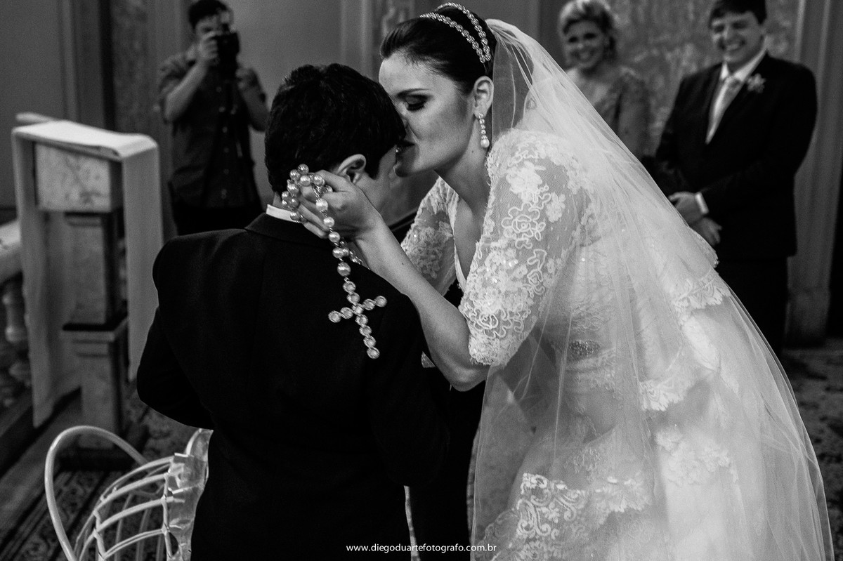 foto da noiva com terço na mão, pajem do casamento, vestido de noiva, cerimonia religiosa, cerimônia de casamento, igreja evangélica,  casamento na igreja cristã, fotógrafo de casamento RJ, Tijuca, fotógrafo criativo, Rio de janeiro