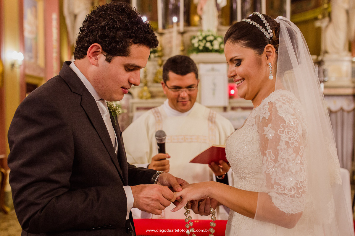 Aliancas de casamento, noivos no altar, padre celebrante, vestido de noiva, noivos lindos, casamento lindo, cerimônia de casamento, igreja evangélica,  casamento na igreja cristã, fotógrafo de casamento RJ, Tijuca, fotógrafo criativo, Rio de janeiro