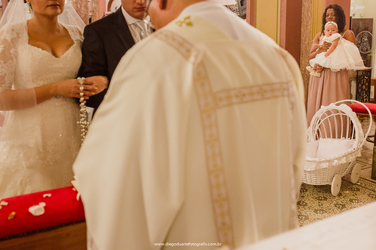 filha dos noivos no altar, vestido de casamento rj , madrinha, cerimonia católica, cerimônia de casamento, igreja evangélica,  casamento na igreja cristã, fotógrafo de casamento RJ, Tijuca, fotógrafo criativo, Rio de janeiro