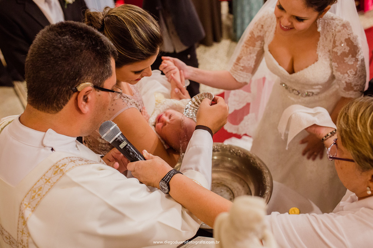 foto do batizado junto com o casamento, noiva feliz, vestido de casamento, cerimônia de casamento, igreja evangélica,  casamento na igreja cristã, fotógrafo de casamento RJ, Tijuca, fotógrafo criativo, Rio de janeiro