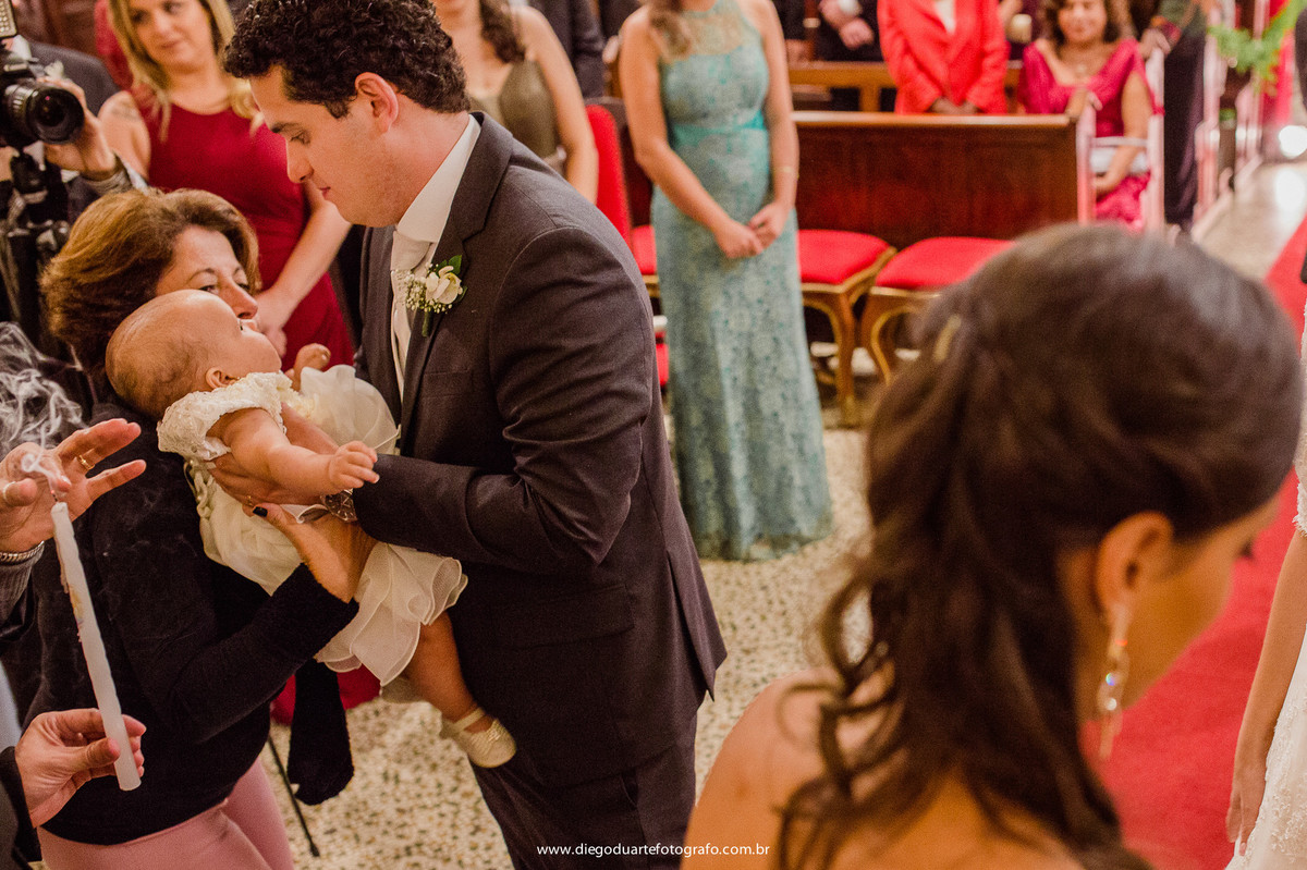 noivo com a filha nos braços na cerimônia, roupa do noivo, igreja católica rj, cerimônia de casamento, igreja evangélica,  casamento na igreja cristã, fotógrafo de casamento RJ, Tijuca, fotógrafo criativo, Rio de janeiro