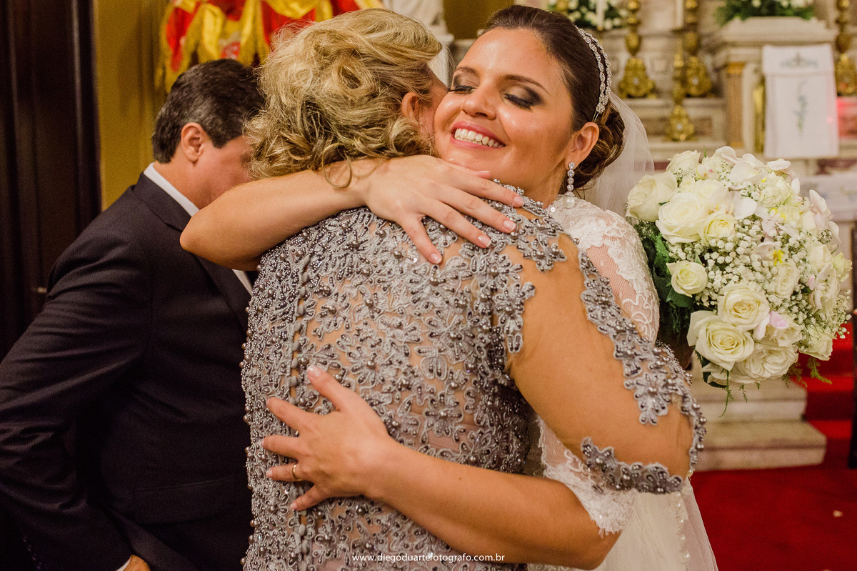 noiva abraçando  a mãe, noiva linda, noiva carioca, vestido de noiva, noiva no altar, cerimônia de casamento, igreja evangélica,  casamento na igreja cristã, fotógrafo de casamento RJ, Tijuca, fotógrafo criativo, Rio de janeiro