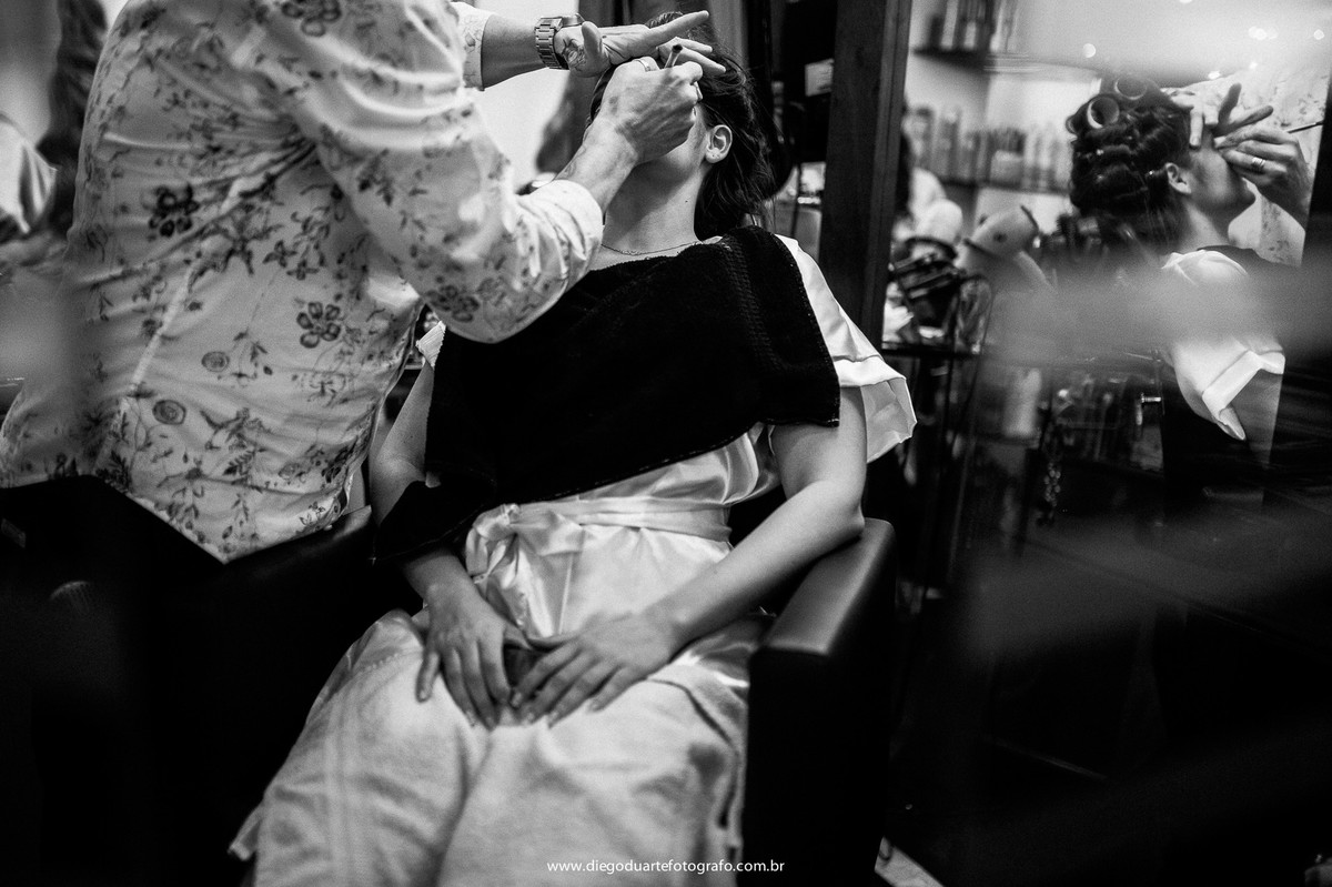 foto do dia da noiva, maquiagem de casamento, make up, salão dos gêmeos, cerimônia de casamento, igreja evangélica,  casamento na igreja cristã, fotógrafo de casamento RJ, Tijuca, fotógrafo criativo, Rio de janeiro