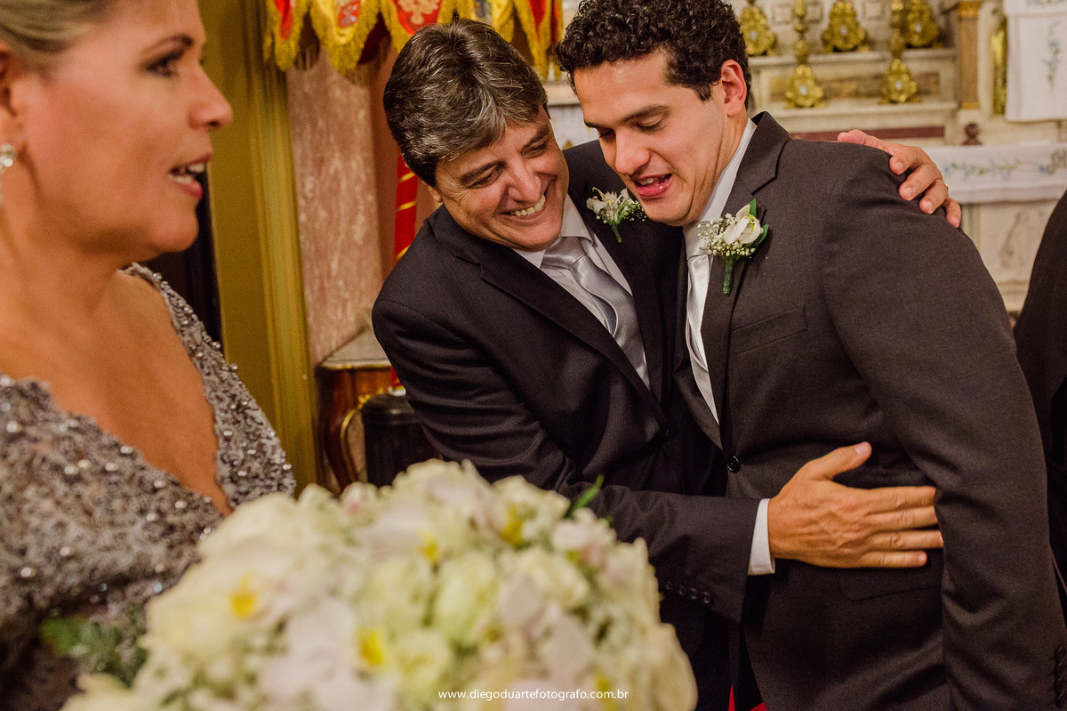 roupa de noivo, noivo no altar, bouquet para casamento, abraço fraterno, cerimônia de casamento, igreja evangélica,  casamento na igreja cristã, fotógrafo de casamento RJ, Tijuca, fotógrafo criativo, Rio de janeiro