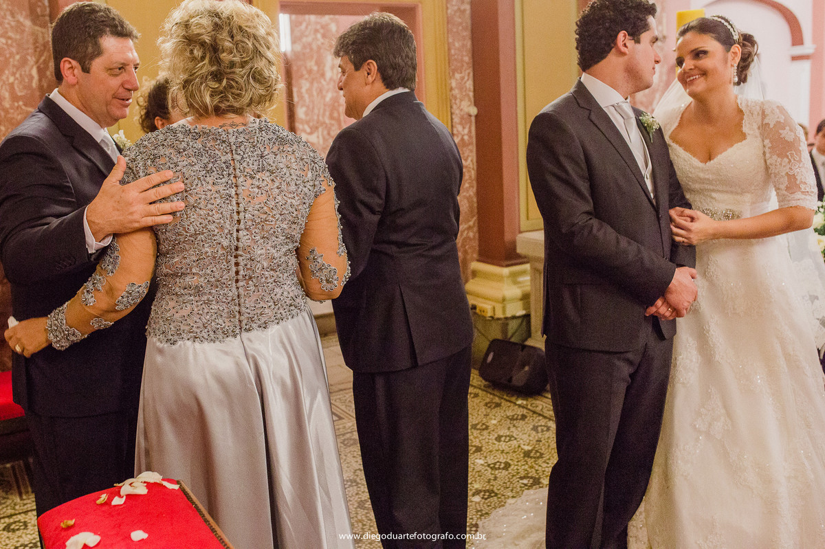 noivos se olhando no altar, cerimônia de casamento, noivos se olhando, vestido de noiva, roupa do noivo, cerimônia de casamento, igreja evangélica,  casamento na igreja cristã, fotógrafo de casamento RJ, Tijuca, fotógrafo criativo, Rio de janeiro