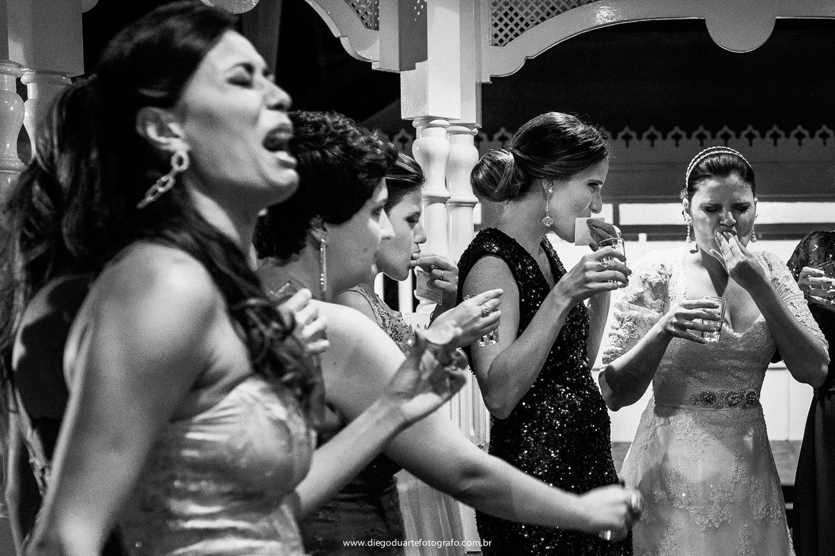 foto da noiva e madrinhas tomando tequila, vestido de noiva, vestido de madrinhas, tequila rj, cerimônia de casamento, igreja evangélica,  casamento na igreja cristã, fotógrafo de casamento RJ, Tijuca, fotógrafo criativo, Rio de janeiro