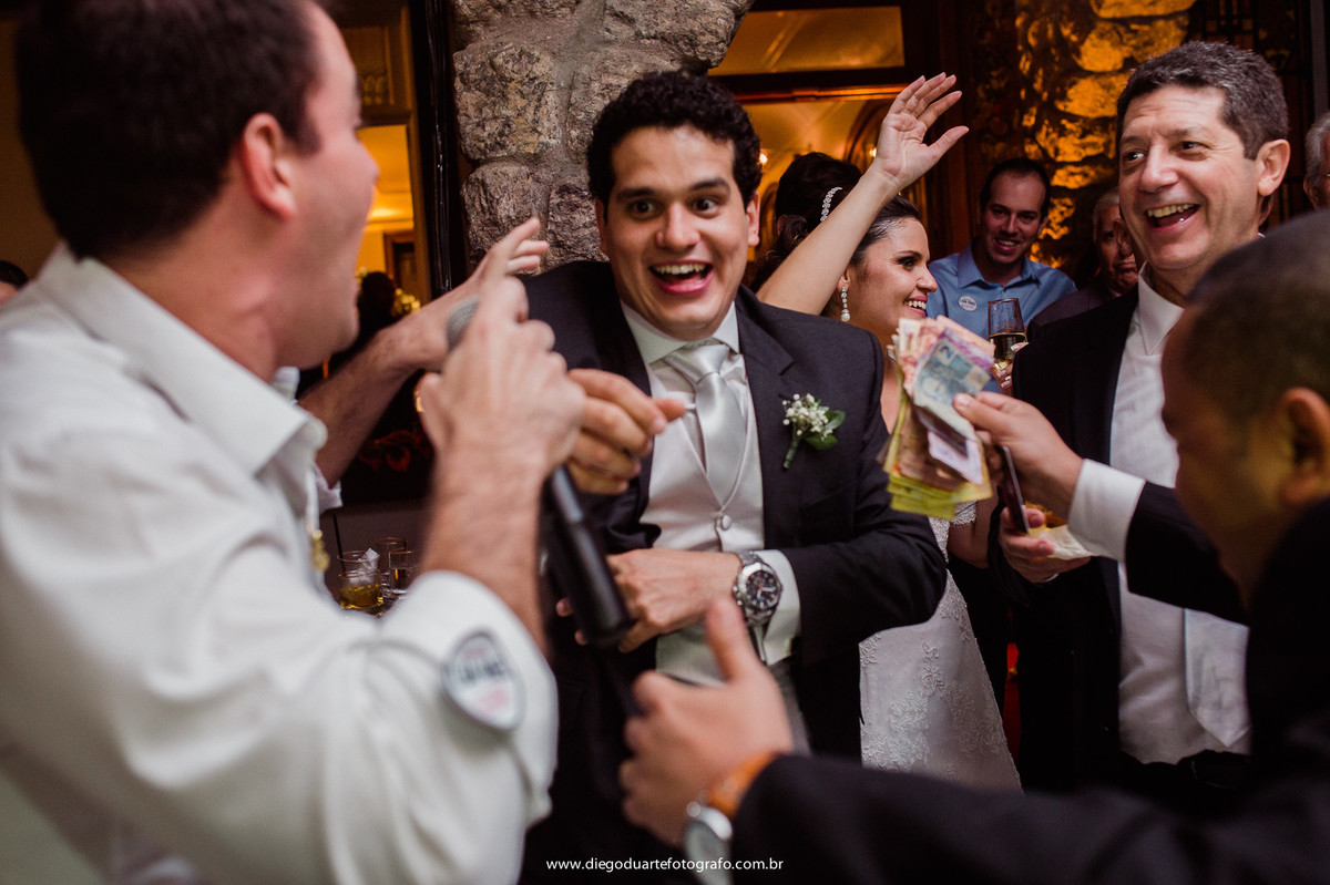 foto do noivo com o dinheiro da gravata, festa de casamento, casa de festa vila Cabral, cerimônia de casamento, igreja evangélica,  casamento na igreja cristã, fotógrafo de casamento RJ, Tijuca, fotógrafo criativo, Rio de janeiro