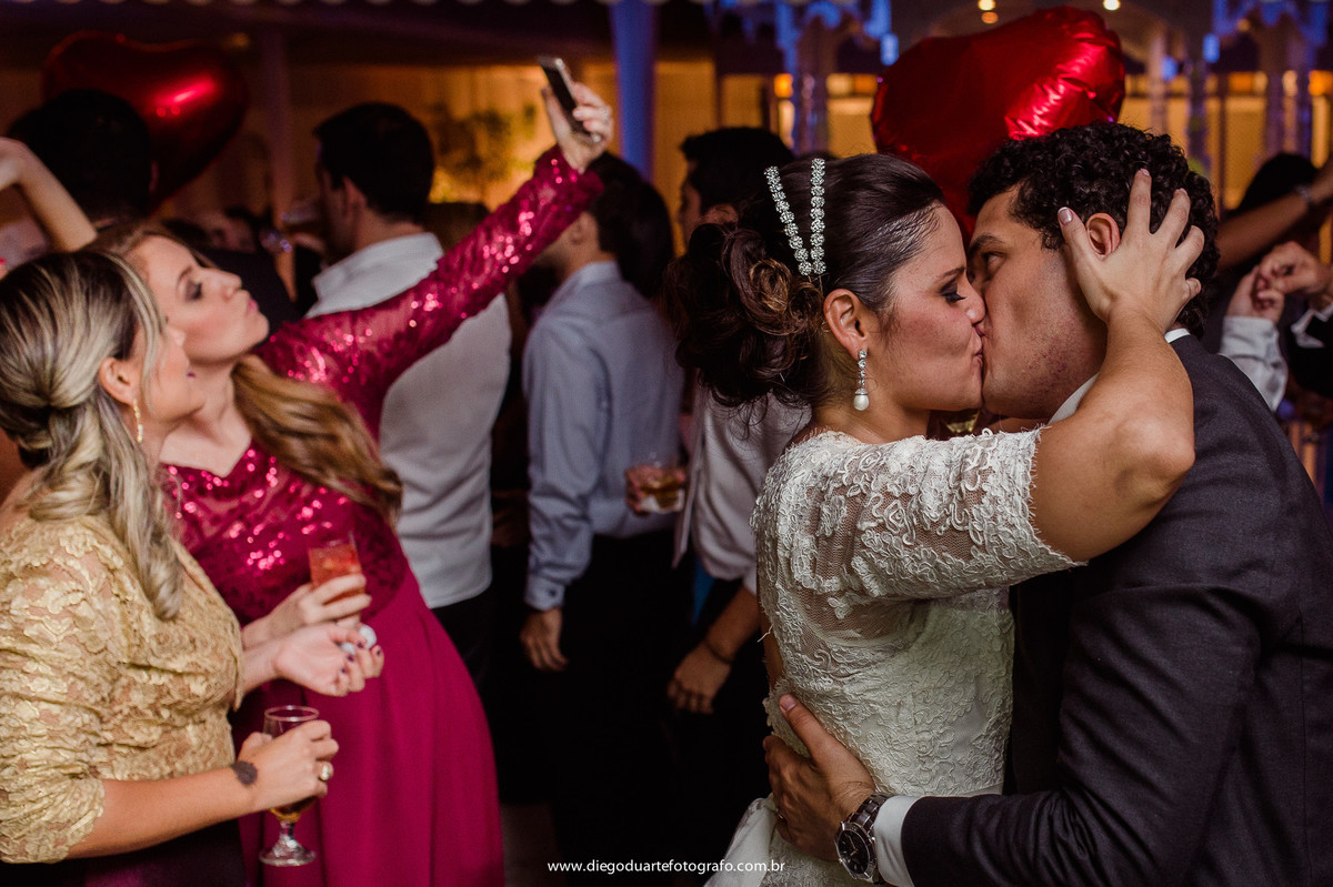 beijo dos noivos na casa de festa vila cabral rj, vestido de noiva, convidados, cerimônia de casamento, igreja evangélica,  casamento na igreja cristã, fotógrafo de casamento RJ, Tijuca, fotógrafo criativo, Rio de janeiro