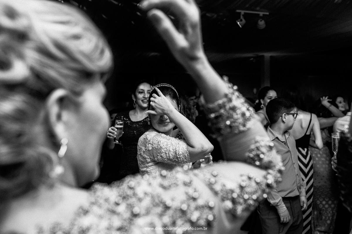 foto da noiva dançando no casamento, casa de festa vila cabral, rj , cerimônia de casamento, igreja evangélica,  casamento na igreja cristã, fotógrafo de casamento RJ, Tijuca, fotógrafo criativo, Rio de janeiro