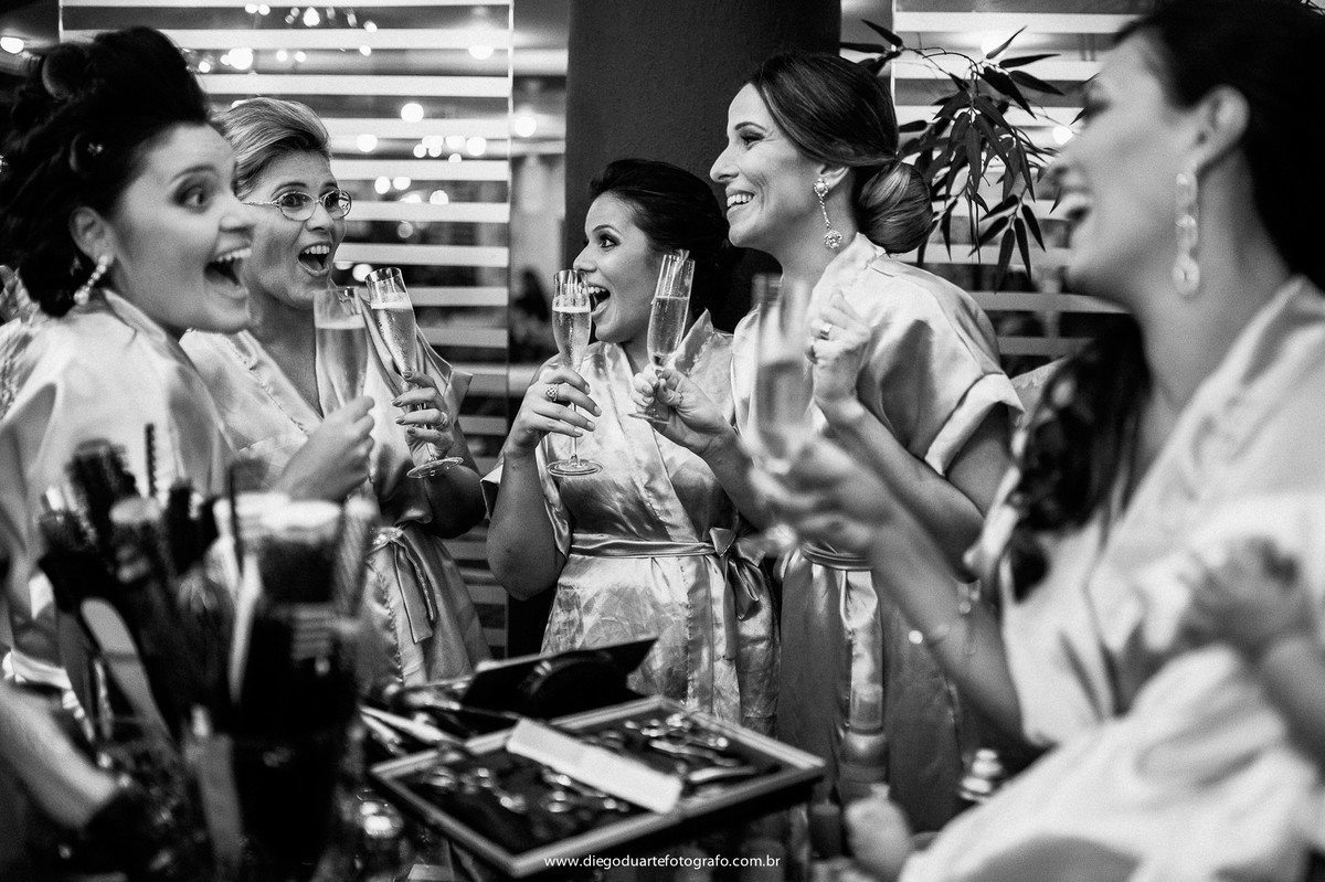 foto do making of da noiva com as madrinhas e noivas, maquiagem de casamento, salão dos gêmeos, cerimônia de casamento, igreja evangélica,  casamento na igreja cristã, fotógrafo de casamento RJ, Tijuca, fotógrafo criativo, Rio de janeiro