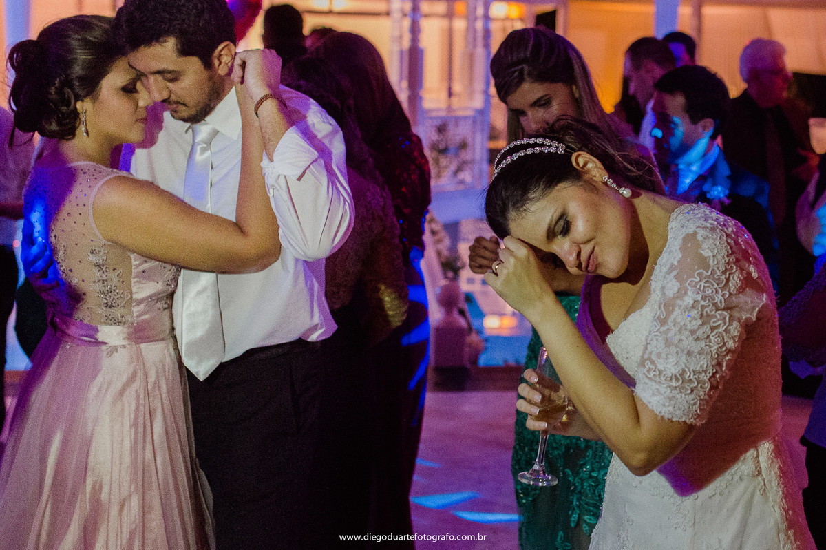 noiva dancando sozinha, vestido de noiva, madrinha dancando, casa de festa vila cabral, cerimônia de casamento, igreja evangélica,  casamento na igreja cristã, fotógrafo de casamento RJ, Tijuca, fotógrafo criativo, Rio de janeiro