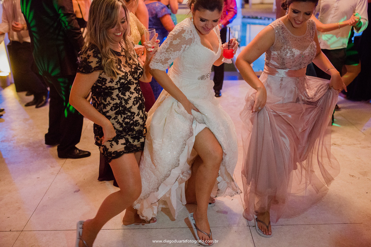 foto da noiva dancando com amigas, vestido de noiva, vestido de casamento, casa de festa vila cabral, cerimônia de casamento, igreja evangélica,  casamento na igreja cristã, fotógrafo de casamento RJ, Tijuca, fotógrafo criativo, Rio de janeiro