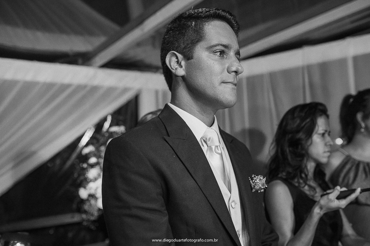 foto do noivo esperando a noiva no altar, cerimônia de casamento, igreja evangélica,  casamento na igreja cristã, fotógrafo de casamento RJ, Tijuca, fotógrafo criativo, Rio de janeiro