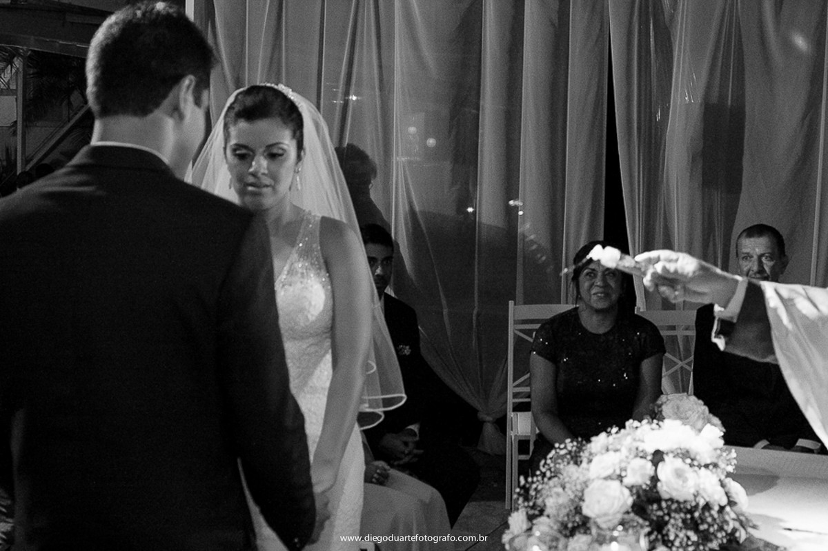 foto da benção do padre ao casal, agua benta no casal, vestido de noiva, cerimônia de casamento, igreja evangélica,  casamento na igreja cristã, fotógrafo de casamento RJ, Tijuca, fotógrafo criativo, Rio de janeiro