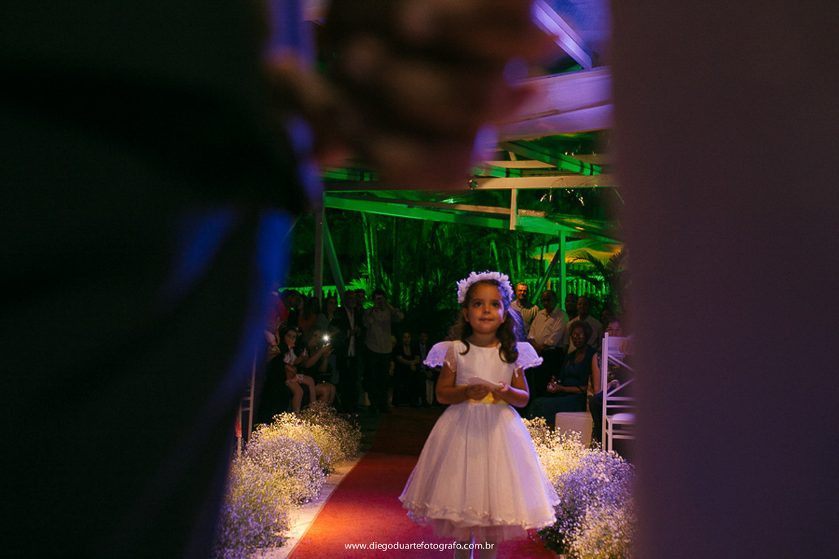 foto da daminha levando as alianças de casamento, vestido de daminha, aliancas para casamento e noivado, cerimônia de casamento, igreja evangélica,  casamento na igreja cristã, fotógrafo de casamento RJ, Tijuca, fotógrafo criativo, Rio de janeiro