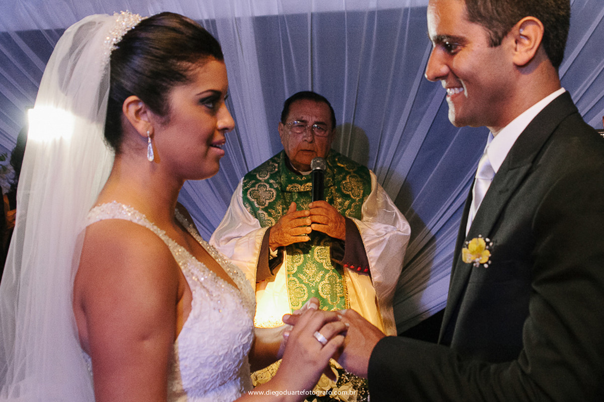 foto dos noivos se ollhando, padre, pastor, celebrante de casamento, cerimônia de casamento, igreja evangélica,  casamento na igreja cristã, fotógrafo de casamento RJ, Tijuca, fotógrafo criativo, Rio de janeiro