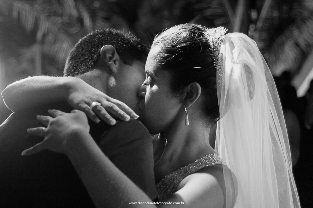 foto do beijo dos noivos, beijo gostoso, cerimônia de casamento, igreja evangélica,  casamento na igreja cristã, fotógrafo de casamento RJ, Tijuca, fotógrafo criativo, Rio de janeiro