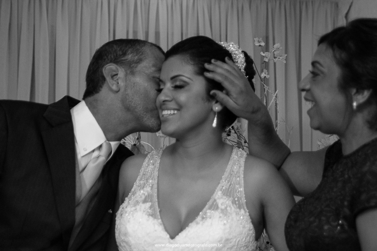 foto do carinhos dos pais com a noiva, vestido de noiva, casa de festa rj , cerimônia de casamento, igreja evangélica,  casamento na igreja cristã, fotógrafo de casamento RJ, Tijuca, fotógrafo criativo, Rio de janeiro