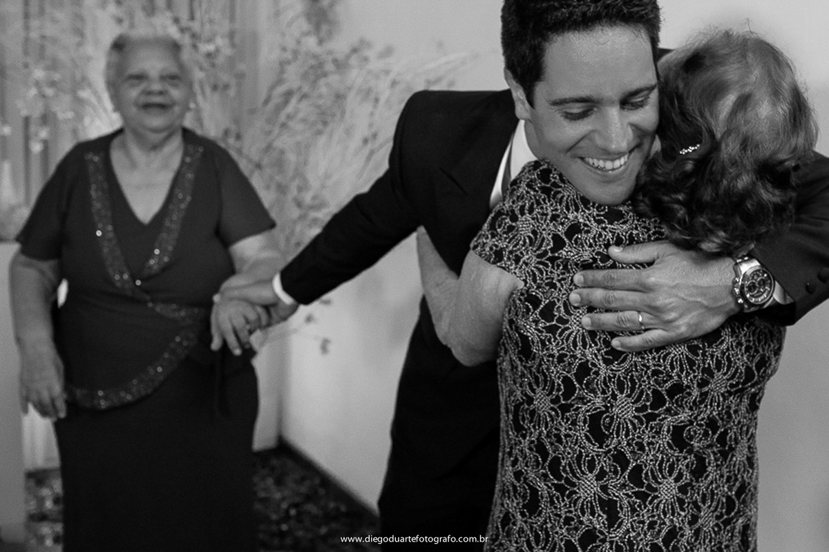 foto do noivo abraçando as avos, carinho entre gerações, amor em foto, cerimônia de casamento, igreja evangélica,  casamento na igreja cristã, fotógrafo de casamento RJ, Tijuca, fotógrafo criativo, Rio de janeiro