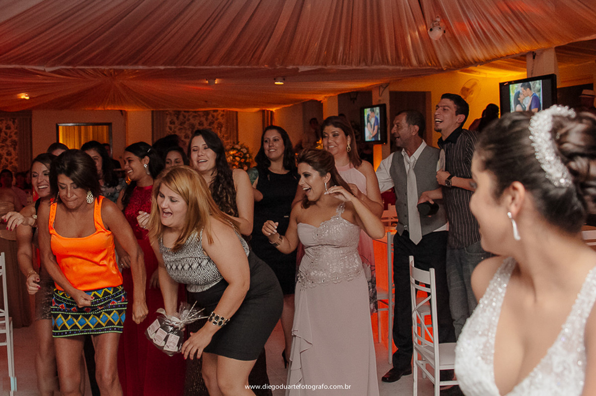 foto dos convidados pegando bouquet da noiva, vestido da noiva, casa de festa rj, cerimônia de casamento, igreja evangélica,  casamento na igreja cristã, fotógrafo de casamento RJ, Tijuca, fotógrafo criativo, Rio de janeiro
