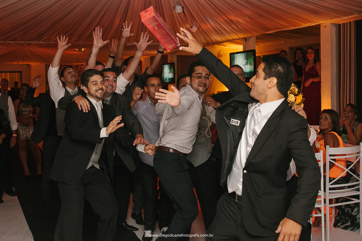 foto do noivo jogando caixa de whisky, casa de festa rj, cerimônia de casamento, igreja evangélica,  casamento na igreja cristã, fotógrafo de casamento RJ, Tijuca, fotógrafo criativo, Rio de janeiro