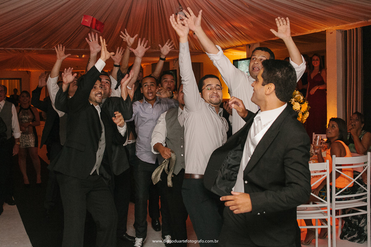 convidados pegando caixa de whisky que o noivo jogou, cerimônia de casamento, igreja evangélica,  casamento na igreja cristã, fotógrafo de casamento RJ, Tijuca, fotógrafo criativo, Rio de janeiro